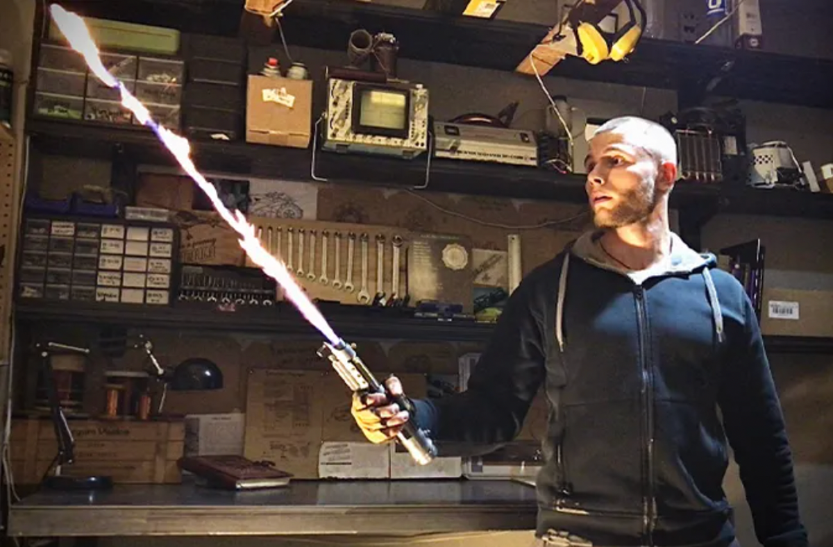 World&rsquo;s first real-life, retractable lightsaber created by Russian YouTuber