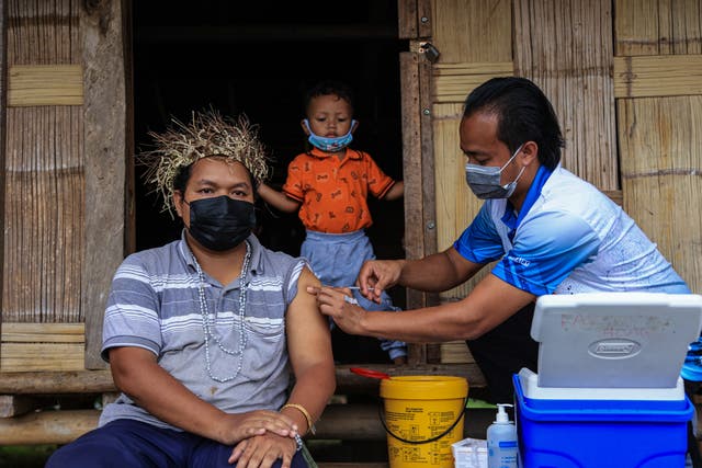 <p>Nur Mohd Safiq recibe una dosis de la vacuna CanSino en Pos Simpor, un pueblo de Kelantan, Malasia</p>