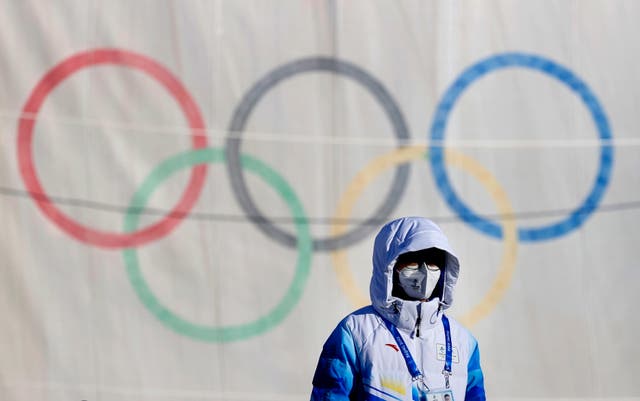 <p>Un voluntario junto a la pista de antenas durante los preparativos para los Juegos Olímpicos de Invierno de Pekín 2022, en Zhangjakou</p>