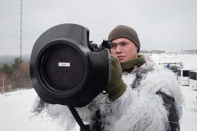 <p>Ukrainian army personnel train with anti-tank missile systems</p>
