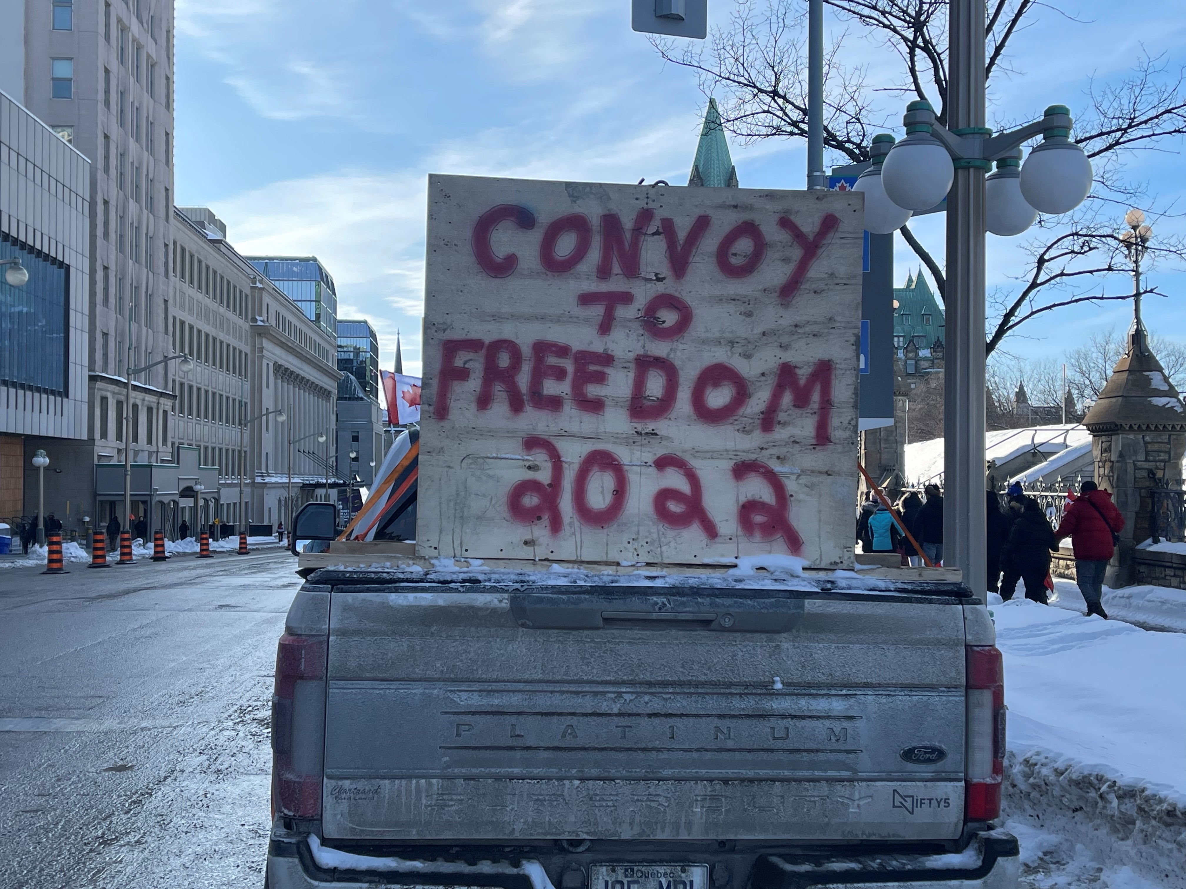 <p>Un camión que forma parte de un convoy de camioneros para protestar por los mandatos de vacunación contra covid para los conductores de camiones transfronterizos en Ottawa, Ontario, el 28 de enero de 2022 en esta imagen obtenida de las redes sociales</p>