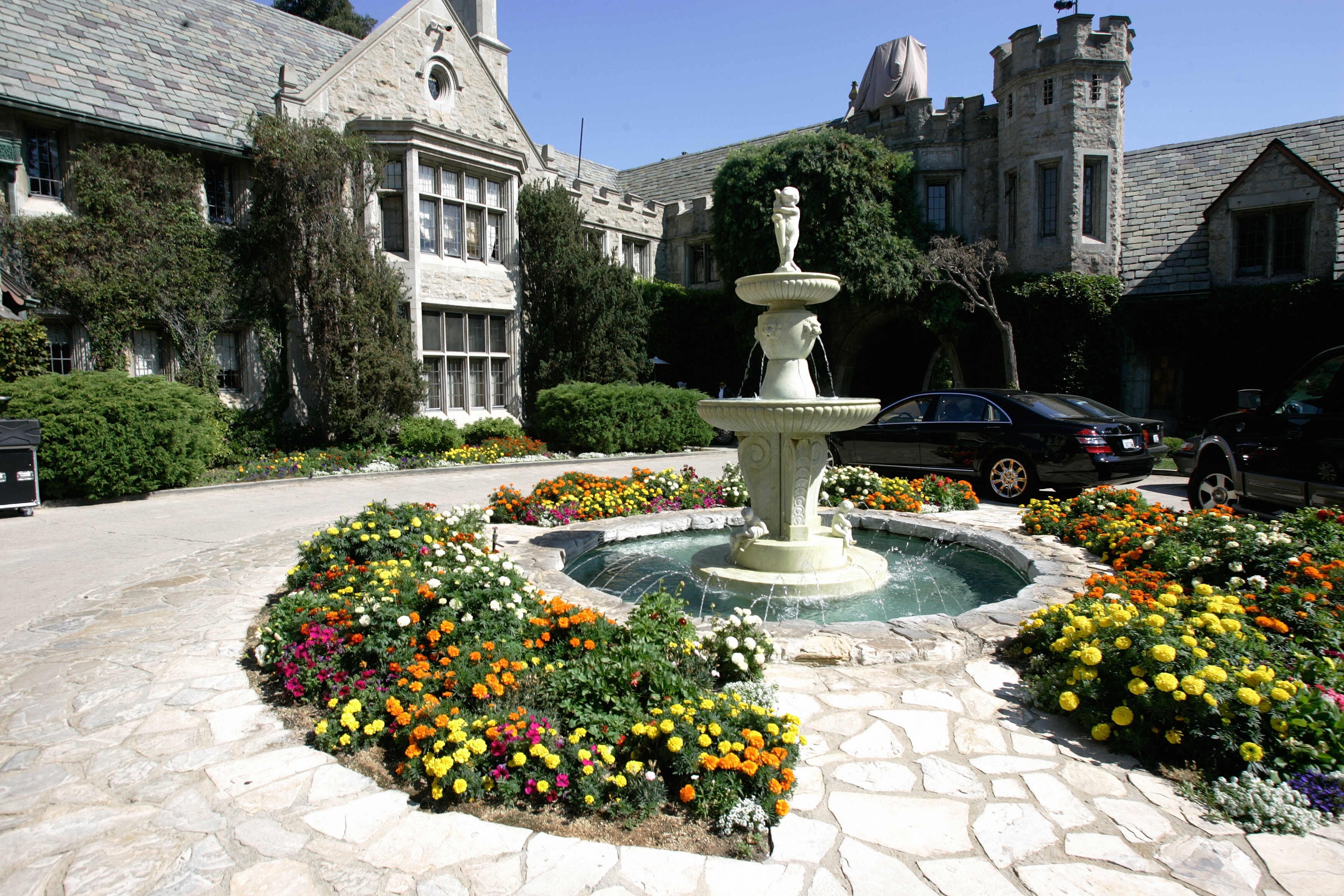 The entrance of the Playboy mansion in 2006