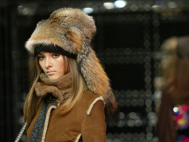 <p>Una modelo camina en la pasarela del festival de moda Dolce & Gabbana, en la Semana de la Moda de Milán de 2005</p>