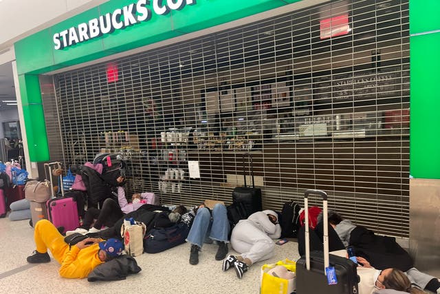 <p>Jet Blue passengers sleep on the floor outside a Starbucks in JFK International Airport after delays left planes stranded on the tarmac for hours.</p>