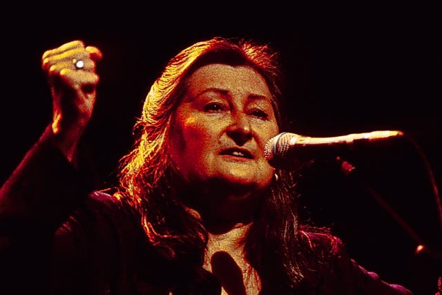 <p>Norma Waterson photographed on stage in 1999</p>