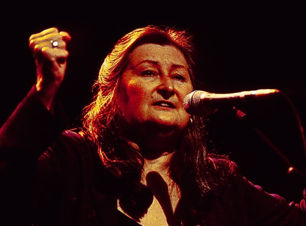 <p>Norma Waterson photographed on stage in 1999</p>
