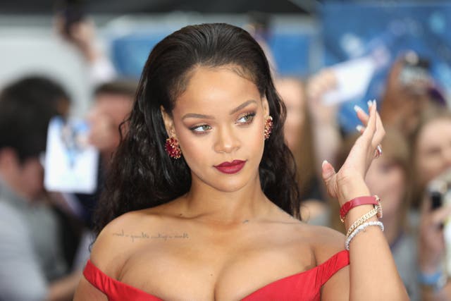 <p>Rihanna fans urge her to cover pregnancy bump up from cold</p>