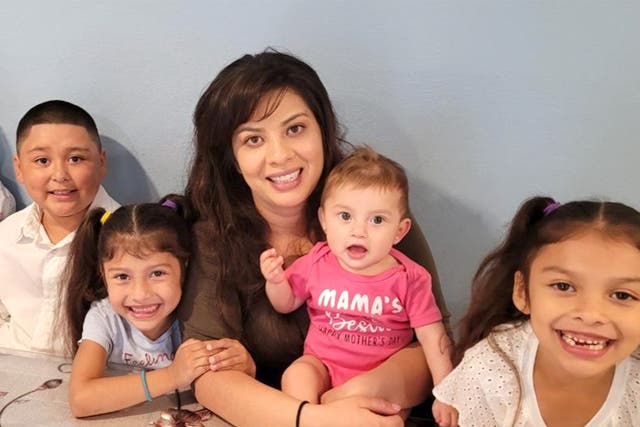<p>Heather García, de 29 años, con sus hijos </p>