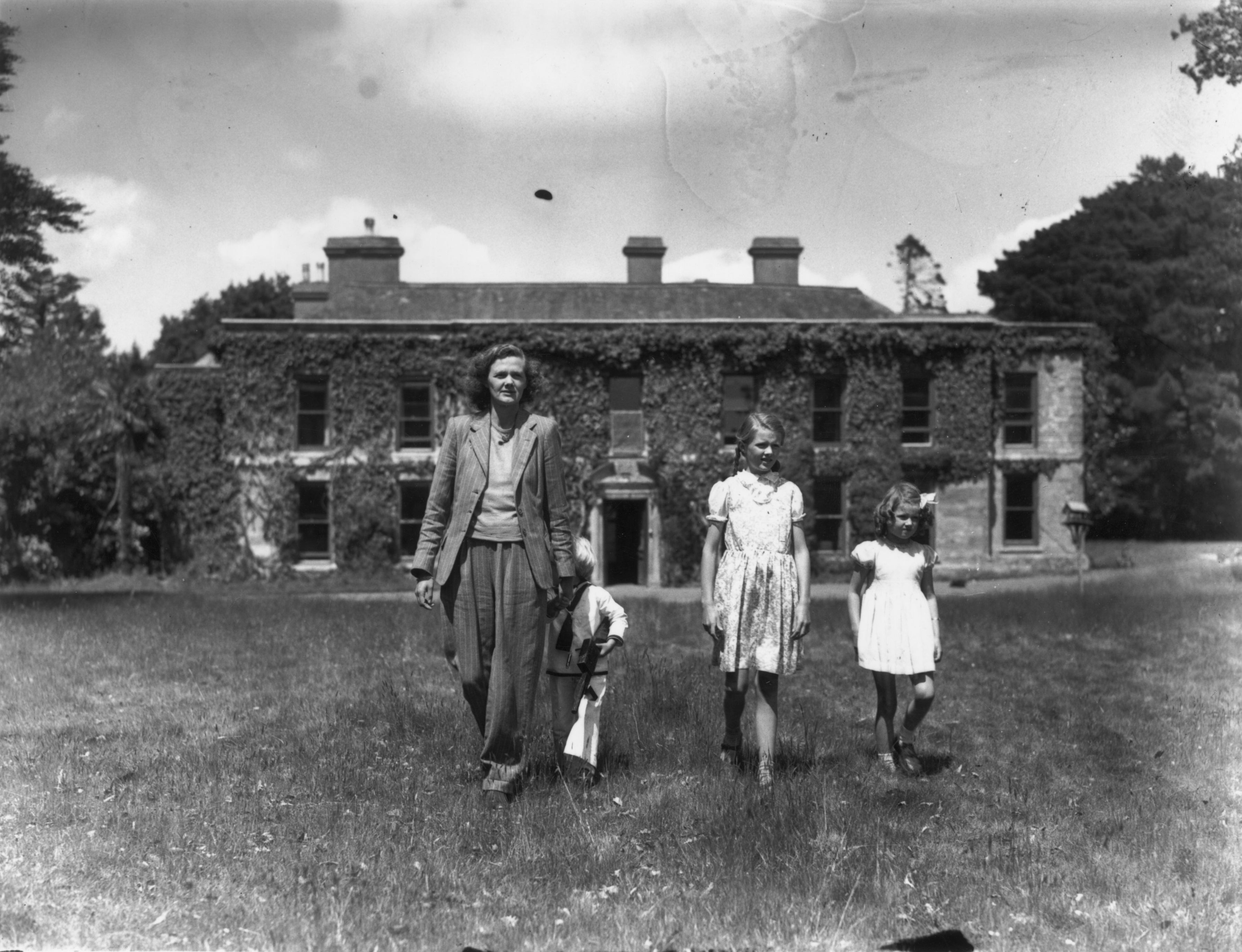 Daphne Du Maurier with her children at home in Cornwall, 1944