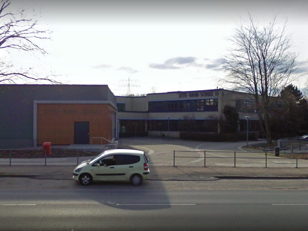 Hamburg school on lockdown after &lsquo;gunman seen walking nearby&rsquo;