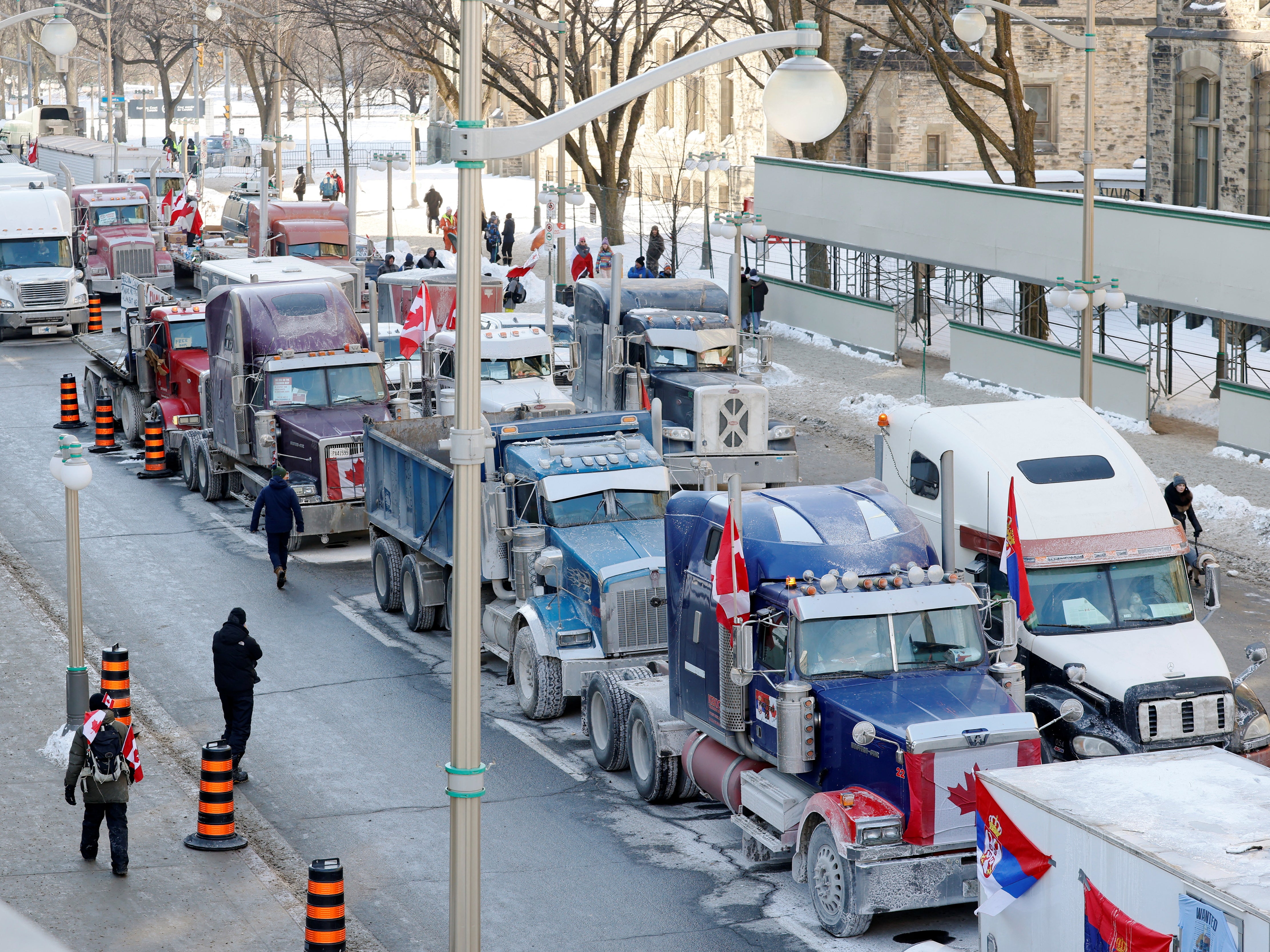 Los vehículos se alinean en las calles del centro mientras los camioneros y simpatizantes continúan protestando por los mandatos de vacunación contra la enfermedad por coronavirus (COVID-19) en Ottawa, Ontario, Canadá, el 31 de enero de 2022