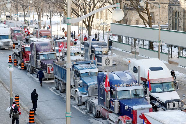 Los vehículos se alinean en las calles del centro mientras los camioneros y simpatizantes continúan protestando por los mandatos de vacunación contra la enfermedad por coronavirus (COVID-19) en Ottawa, Ontario, Canadá, el 31 de enero de 2022