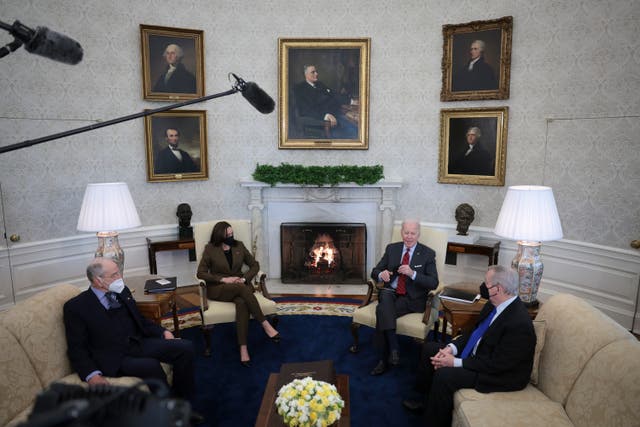 <p>El presidente Joe Biden y la vicepresidenta Kamala Harris se reúnen con el presidente del Comité Judicial del Senado, el senador Dick Durbin, y con el senador Chuck Grassley en la Oficina Oval el 1 de febrero de 2022 </p>