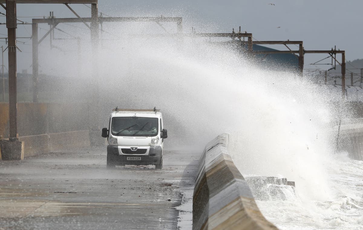 Engineers in final push to reconnect last 4,800 customers after weekend storms