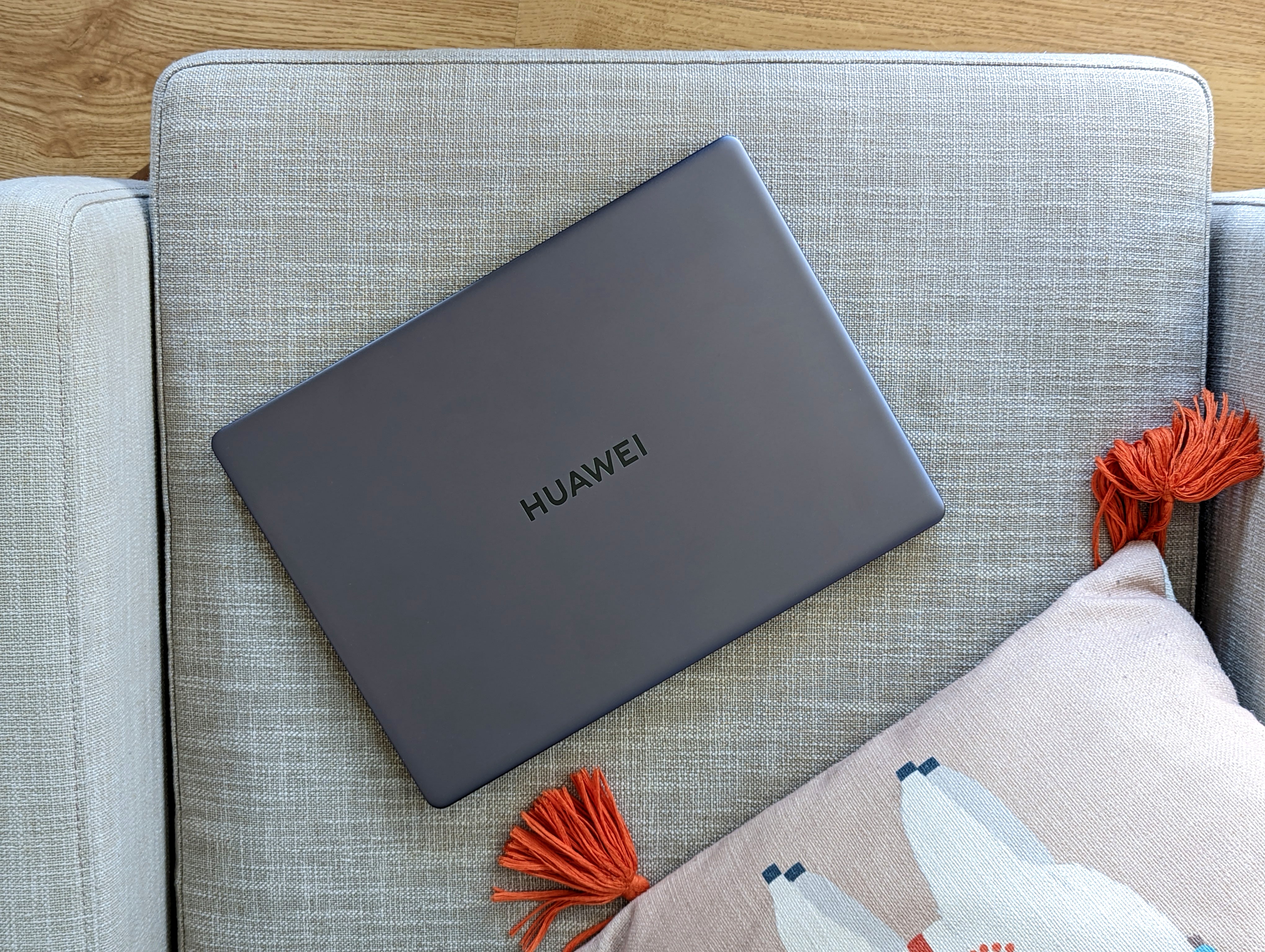The matebook 14s drops to a 60Hz refresh rate if your battery is running low
