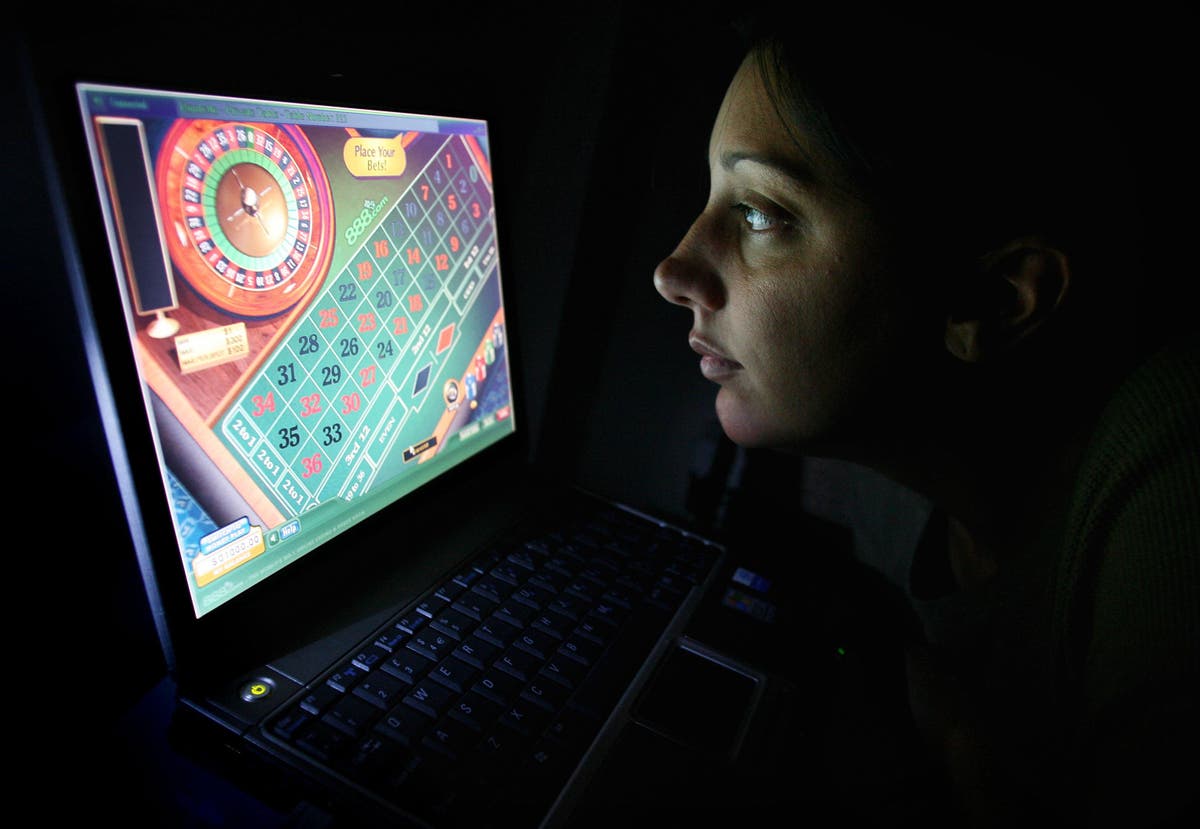 люди с гаджетами. хобби компьютерные игры. сетевые интернет игры. компьютерная зависимость. игры на комп.