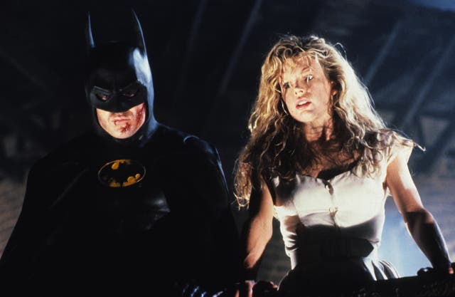 <p>¿Humano defectuoso o superhéroe? Michael Keaton con Kim Basinger en <em>Batman </em>de Tim Burton</p>