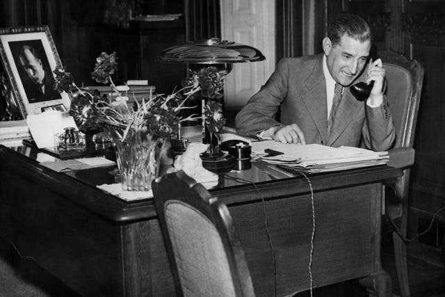 <p>Foto de archivo: el difunto presidente portugués António de Oliveira Salazar hablando por teléfono en su oficina </p>