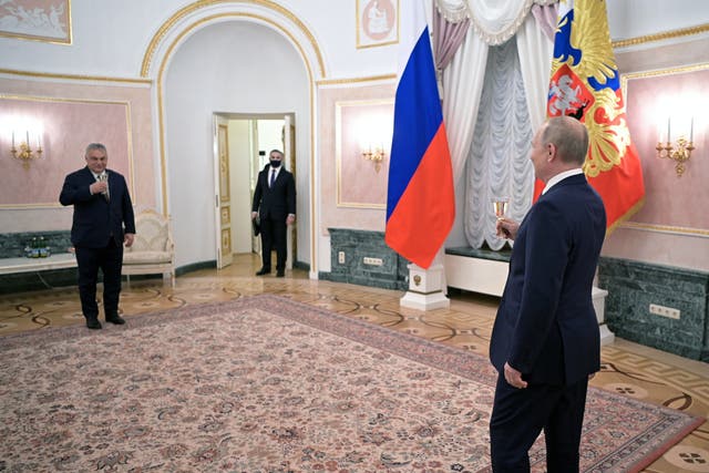 <p>El presidente ruso Vladimir Putin (derecha) brinda con el primer ministro húngaro Viktor Orban (izquierda) después de su conferencia de prensa durante una reunión en el Kremlin el martes </p>