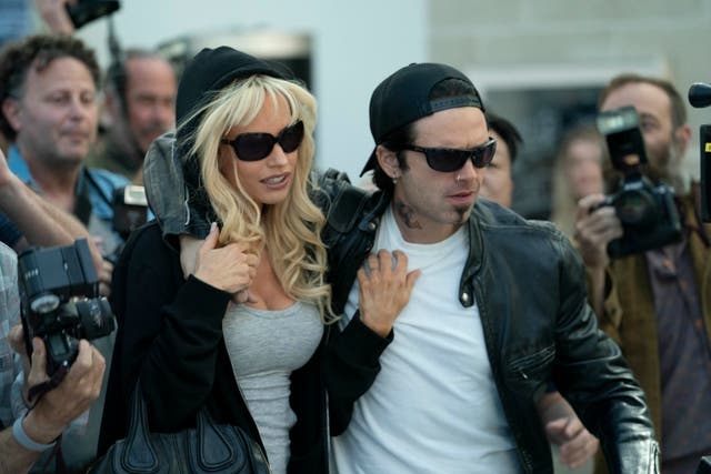 <p>Pamela Anderson, interpretada por Lily James y Tommy Lee, interpretado por Sebastian Stan</p>