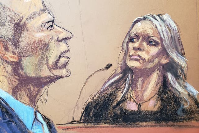 El exabogado Michael Avenatti interroga al testigo Stormy Daniels durante su juicio penal en el juzgado de los Estados Unidos en el distrito de Manhattan de la ciudad de Nueva York, EE. UU., el 28 de enero de 2022 en este boceto de la sala del tribunal