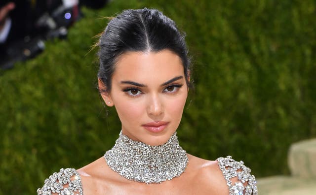 <p>Kendall Jenner se enfrenta a críticas luego de compartir una foto donde bebe tequila con una pajilla </p>