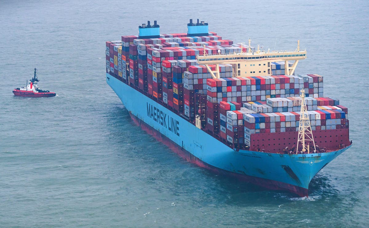 Maersk контейнеры. Mumbai Maersk сел на мель. Самый большой контейнеровоз в мире. Вангероге корабль.
