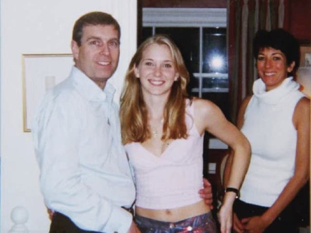 <p>Fotografía sin fecha emitida por el Departamento de Justicia de EE.UU. del duque de York, Virginia Giuffre y Ghislaine Maxwell</p>