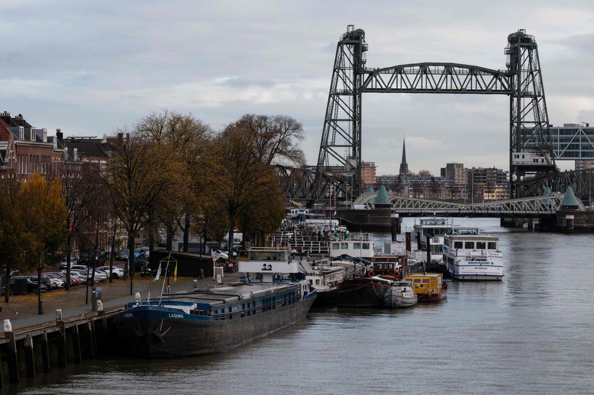 Jeff Bezos’ $500m superyacht stuck after firm decides against dismantling historic bridge, says report