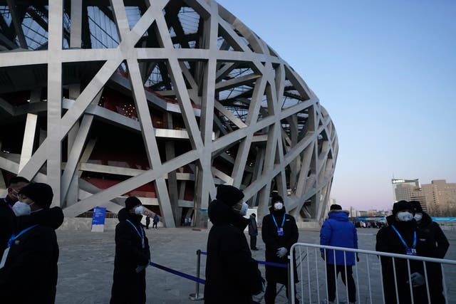 Seguridad fuera del Estadio Nacional de China antes de la ceremonia de apertura de los Juegos Olímpicos de 2022