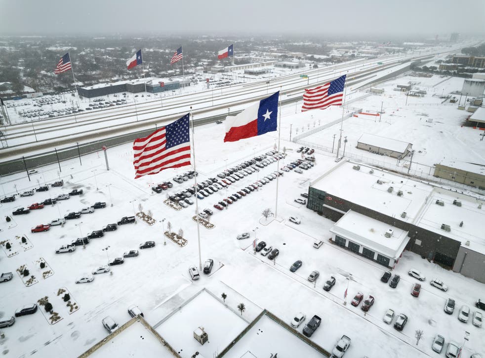 <p>El tráfico avanza a través de la nieve el 3 de febrero de 2022 en Irving, Texas, mientras azota la tormenta invernal Landon </p>