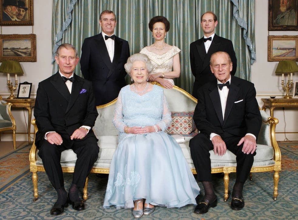 <p>La Reina y el príncipe Felipe con sus hijos, los príncipes Charles, Andrew, Anne y Edward</p>