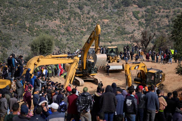 Los residentes observan a los trabajadores de defensa civil y las autoridades locales el viernes.