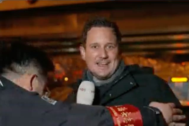 <p>Reportero de televisión holandés arrastrado por funcionario chino durante transmisión en vivo de los Juegos Olímpicos de Invierno en Beijing </p>