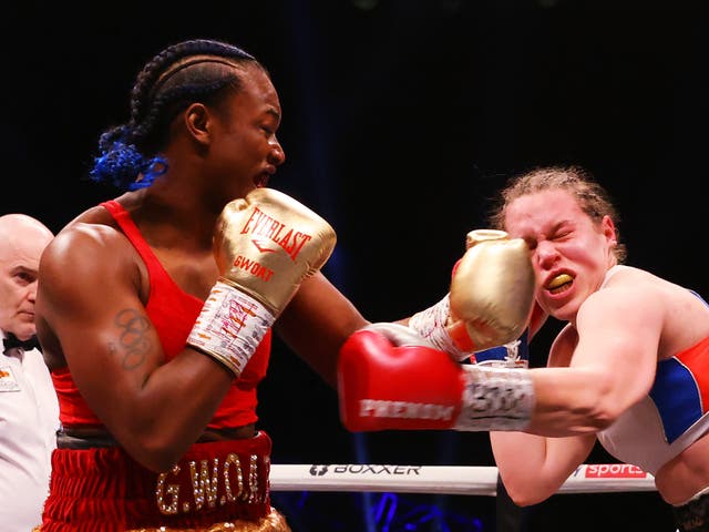 <p>Claressa Shields (left) won all 10 rounds on all three judges' scorecards</p>