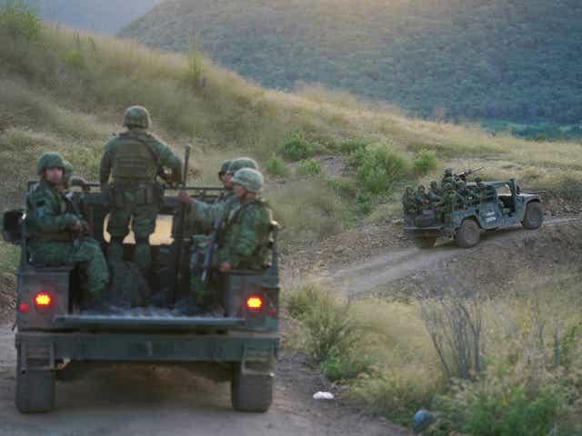 <p>Soldados patrullan cerca de la aldea Plaza Vieja en el estado mexicano de Michoacán, 28 de octubre de 2021</p>