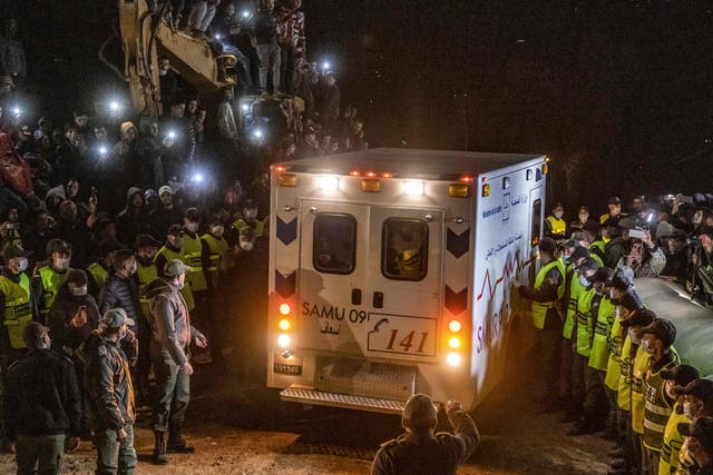 Las fuerzas de seguridad marroquíes forman una cadena para contener a la multitud cuando la ambulancia que transportaba a Rayan Oram abandona la escena.