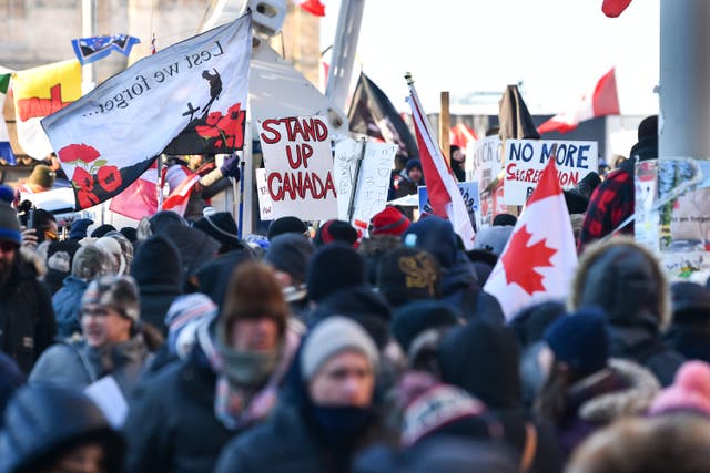 <p>Miles de manifestantes se reunieron cerca de Parliament Hill en Ottawa el sábado con carteles que condenaban los mandatos de vacunación.</p>