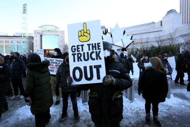 <p>Un manifestante sostiene un cartel en las protestas que los camioneros y sus simpatizantes han hecho contra los mandatos y restricciones relacionados con las vacunas contra el covid-19 </p>