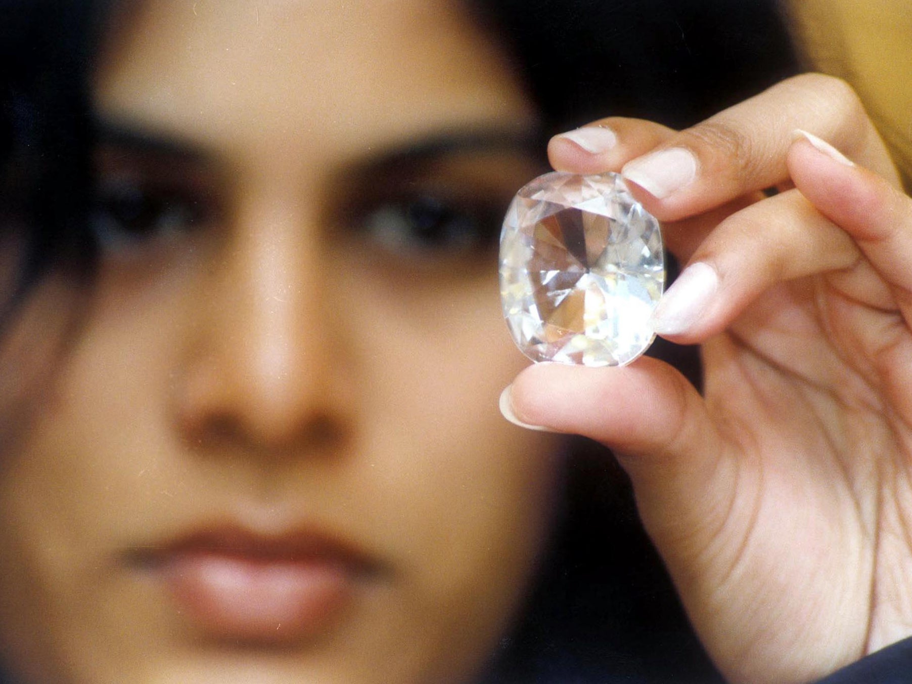 Executive Director of Jewels de Paragon (JDP) Pavana Kishore shows the "Koh-I-Noor" diamond on display with other famous diamonds at an exhibition intitled "100 World Famous Diamonds" in Bangalore 19 May 2002