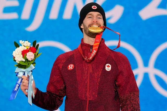 <p>Max Parrot, medallista de oro de Canadá, celebra durante una ceremonia de entrega de medallas</p>