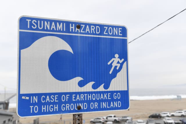 El Servicio Meteorológico Nacional de EE. UU. emitió avisos de tsunami para toda la costa oeste de EE. UU. luego de una erupción volcánica masiva en Tonga.
