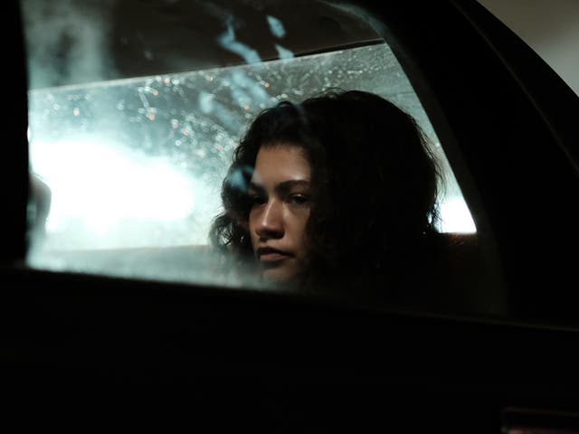 <p>Rue, el personaje de Zendaya, es una adolescente que lidia con su adicción a las drogas </p>