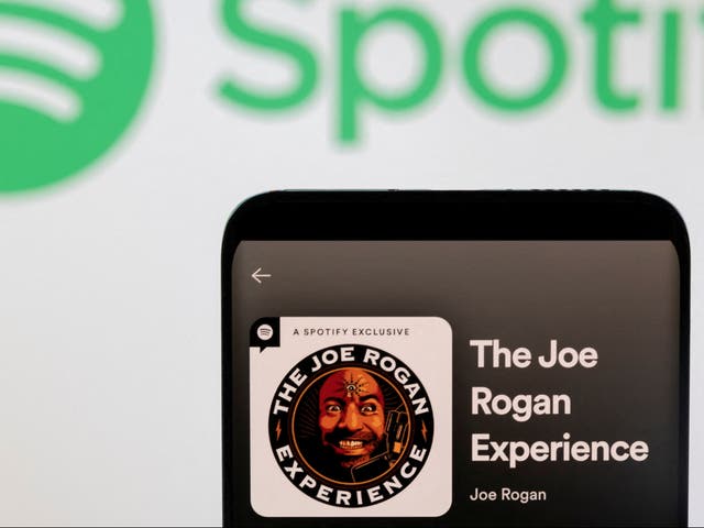 El podcast de Joe Rogan permanece en Spotify