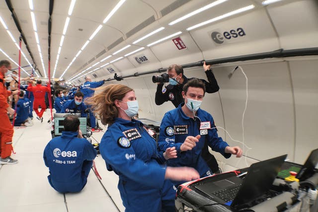 <p>Dr. Beth Lomax and her ESA researach colleagues prepare an experiment for extracting oxygen from lunar soil aboard an aircraft in a steep dive to simulate microgravity conditions. </p>