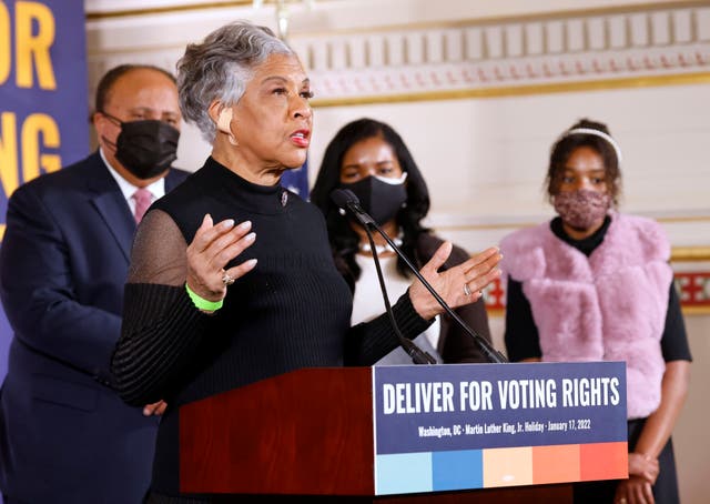 <p>La presidenta de la Bancada Negra del Congreso, Joyce Beatty, tuiteó que un colega republicano la agredió tras pedirle que usara el cubrebocas </p>