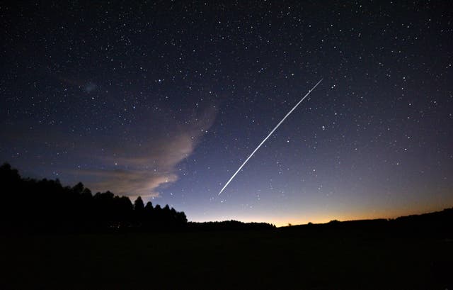 <p>Una imagen de larga exposición muestra la estela de un grupo de satélites Starlink de SpaceX pasando sobre Uruguay el 7 de febrero de 2021</p>