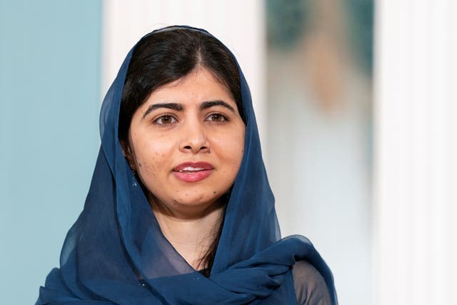 La ganadora del Premio Nobel de la Paz, Malala Yousafzai, dijo que negarse a que las niñas vayan a la escuela con sus hiyabs es horrible por la disputa sobre el hiyab en India.