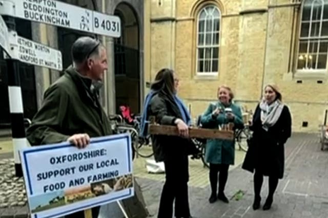<p>Oxfordshire farmers protesting outside the council</p>