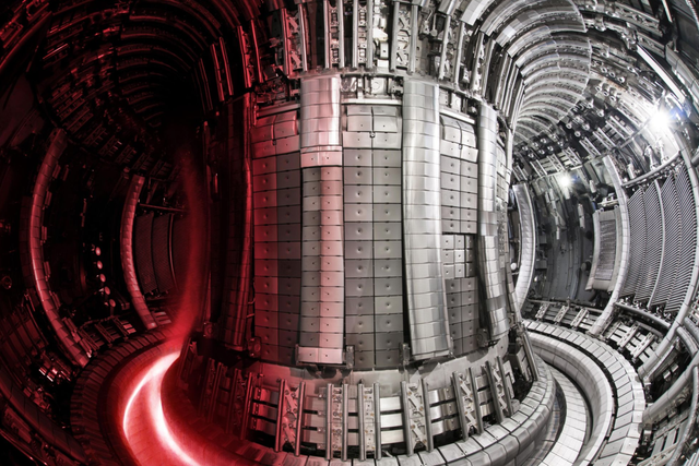 <p>El reactor JET se basa en un tokamak, en el que la fusión se produce dentro de un río de plasma al rojo vivo </p>